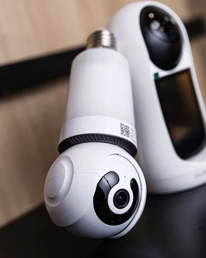 Cámara De Seguridad Xion Smart Luz Led Y Sensor Xi-cctv73 Qo Blanco